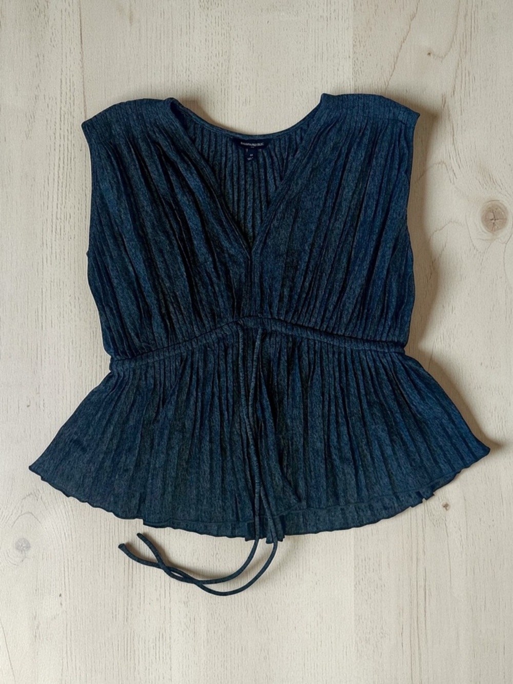 Banana Republic Charcoal Pleated Sleeveless Blouse Empire Waist Size M